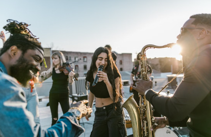 Roselle's R&B Night Brings Neighbors Together Every Thursday